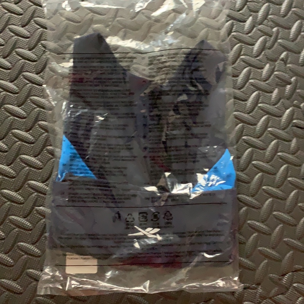 BNWT Reebok Colorblock crop top! - Picture 7 of 7